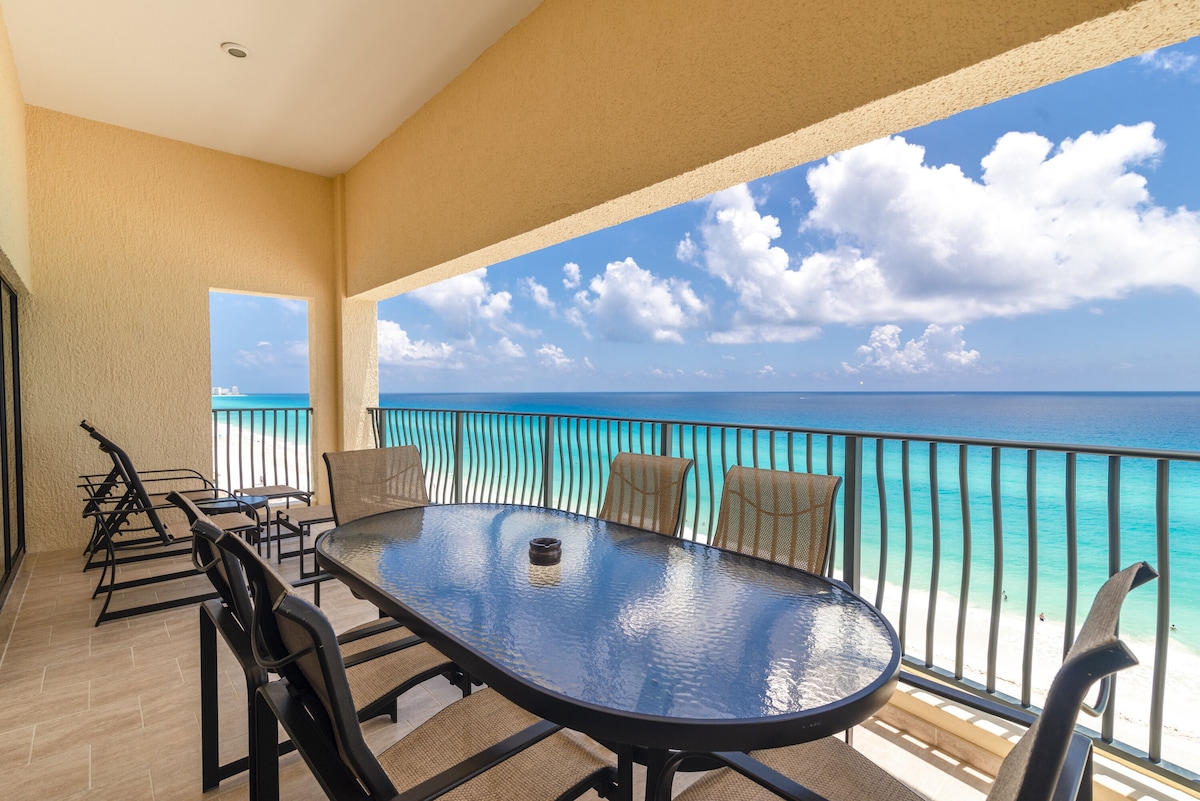 Balcón con vista a la playa de una suite frente a la playa en The Royal Sands Cancún