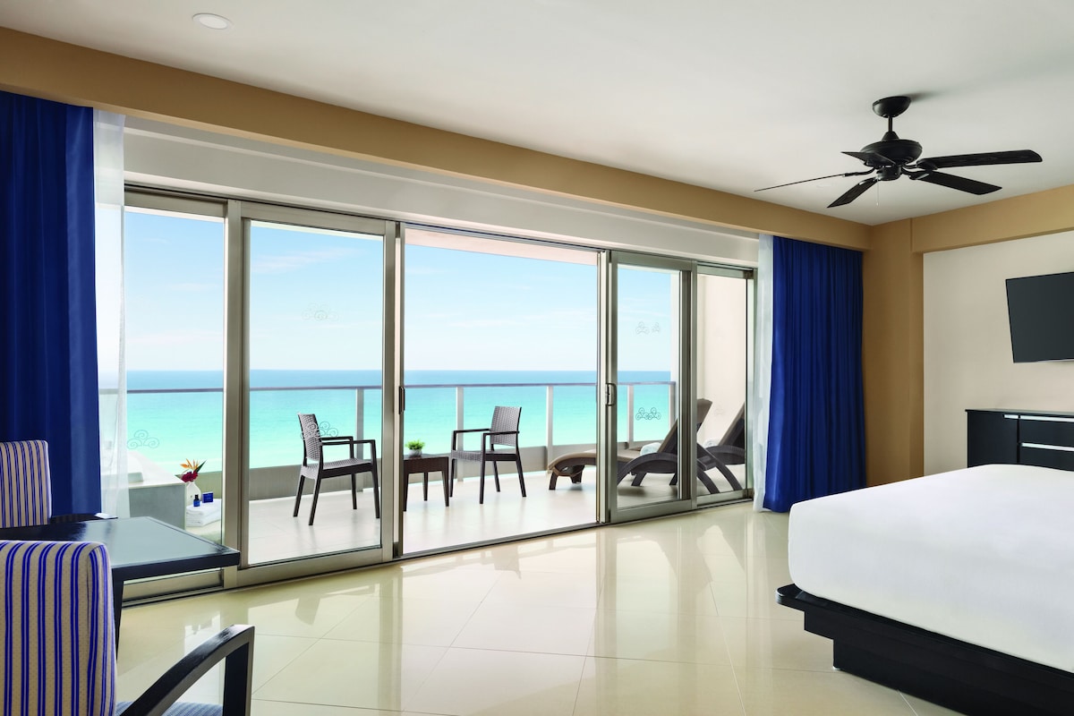 Oceanfront Suite con cama king frente al mar en Seadust Cancún (hasta 3 personas)