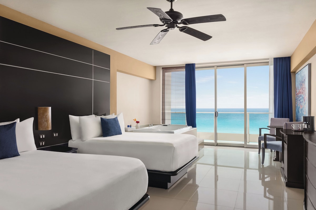 Premier Suite con dos camas dobles y vista parcial al mar en Seadust Cancún (hasta 4 personas)