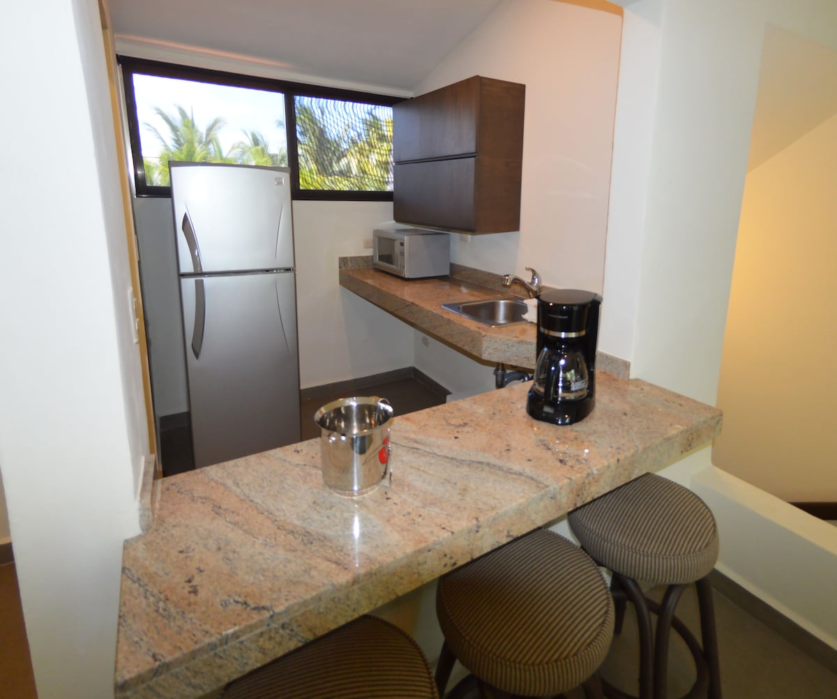 Cocineta privada de una suite en Sina Suites Cancún