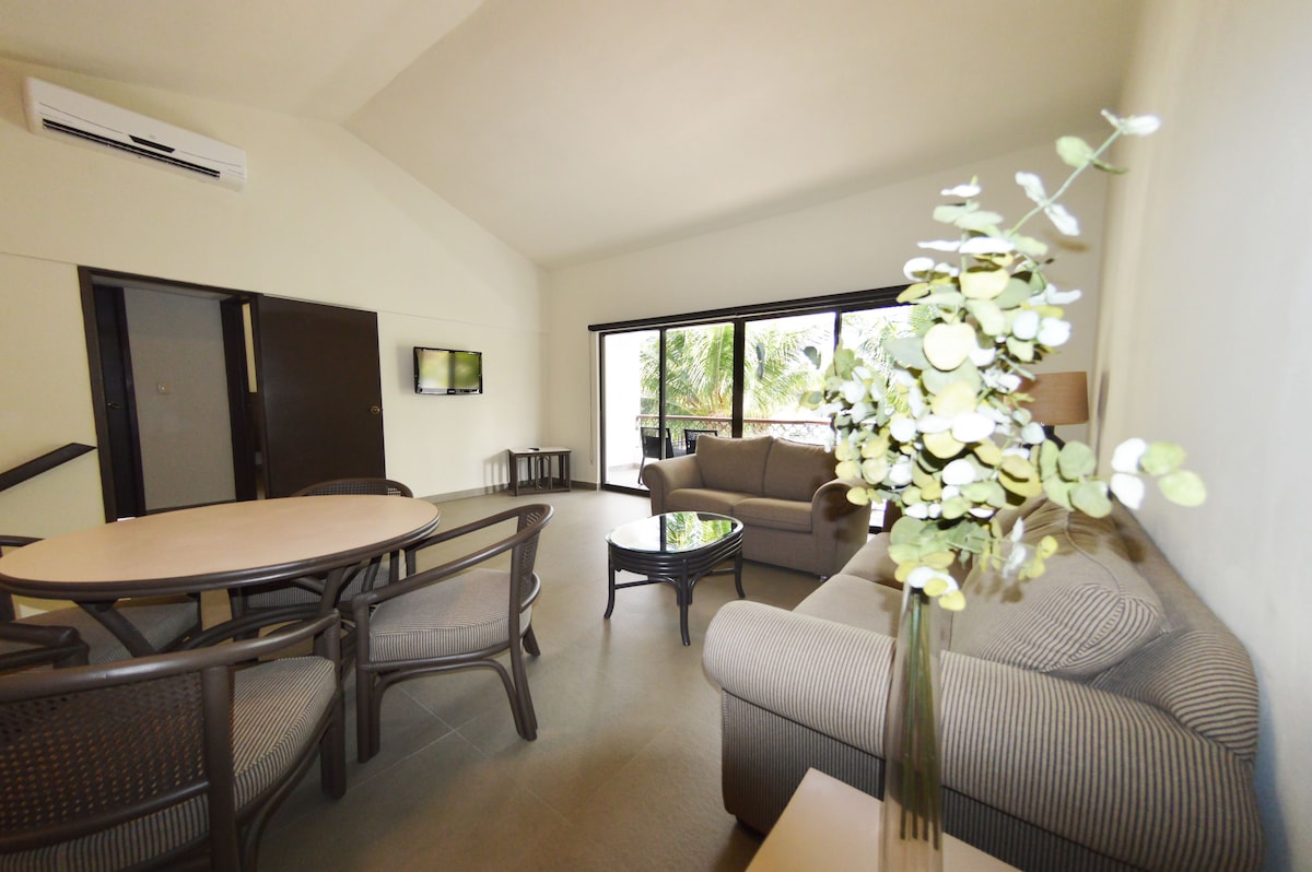 Sala de una suite en Sina Suites Cancún, hotel solo para adultos