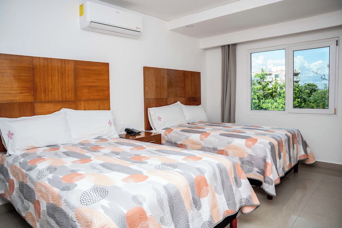 Habitación superior con dos camas matrimoniales en Suites Gaby Cancún (hasta 4 personas)