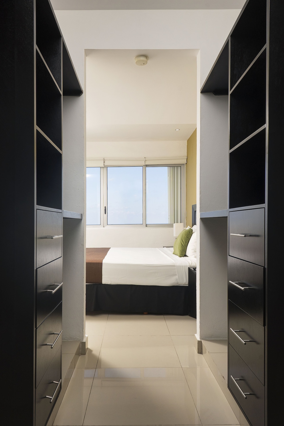 Recámara de la suite familiar de tres recámaras en Suites Malecón Cancún (hasta 8 personas)