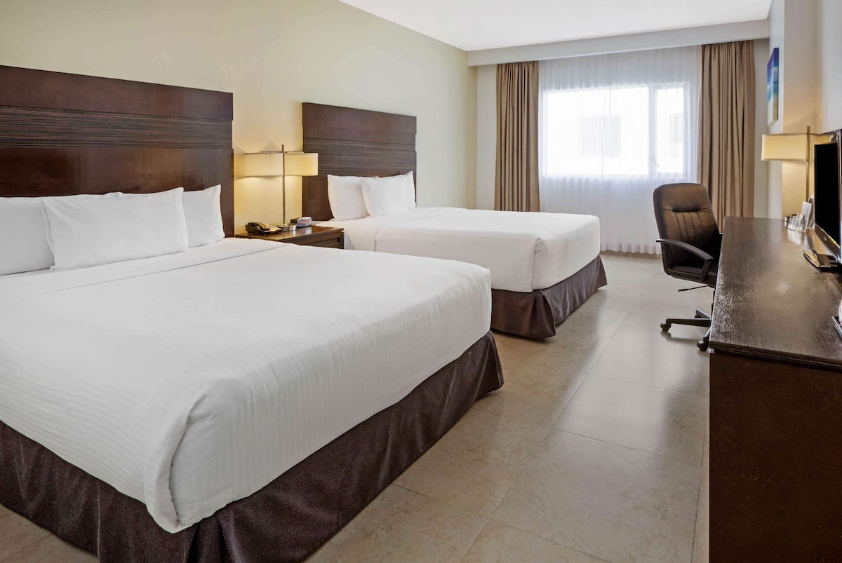 Habitación con dos camas queen y vista a la ciudad en Wyndham Garden Cancún Downtown (hasta 4 personas)