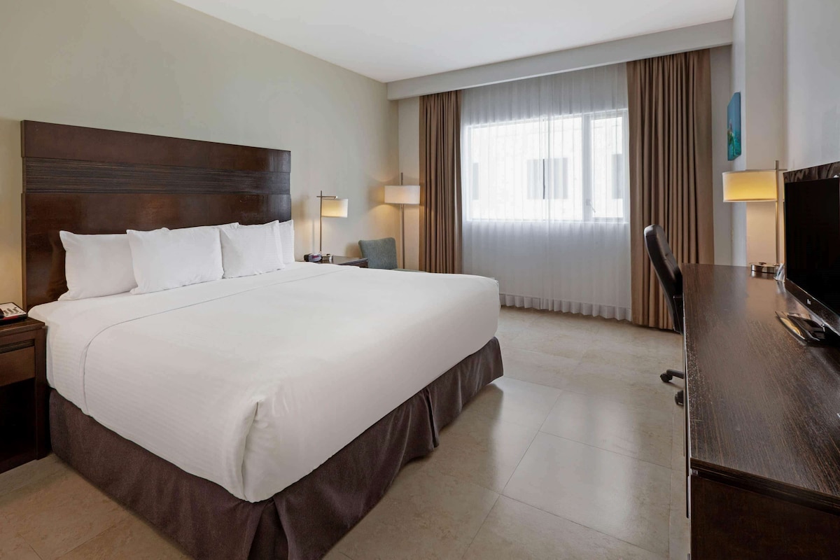Habitación con cama king y vista a la ciudad en Wyndham Garden Cancún Downtown (hasta 2 personas)