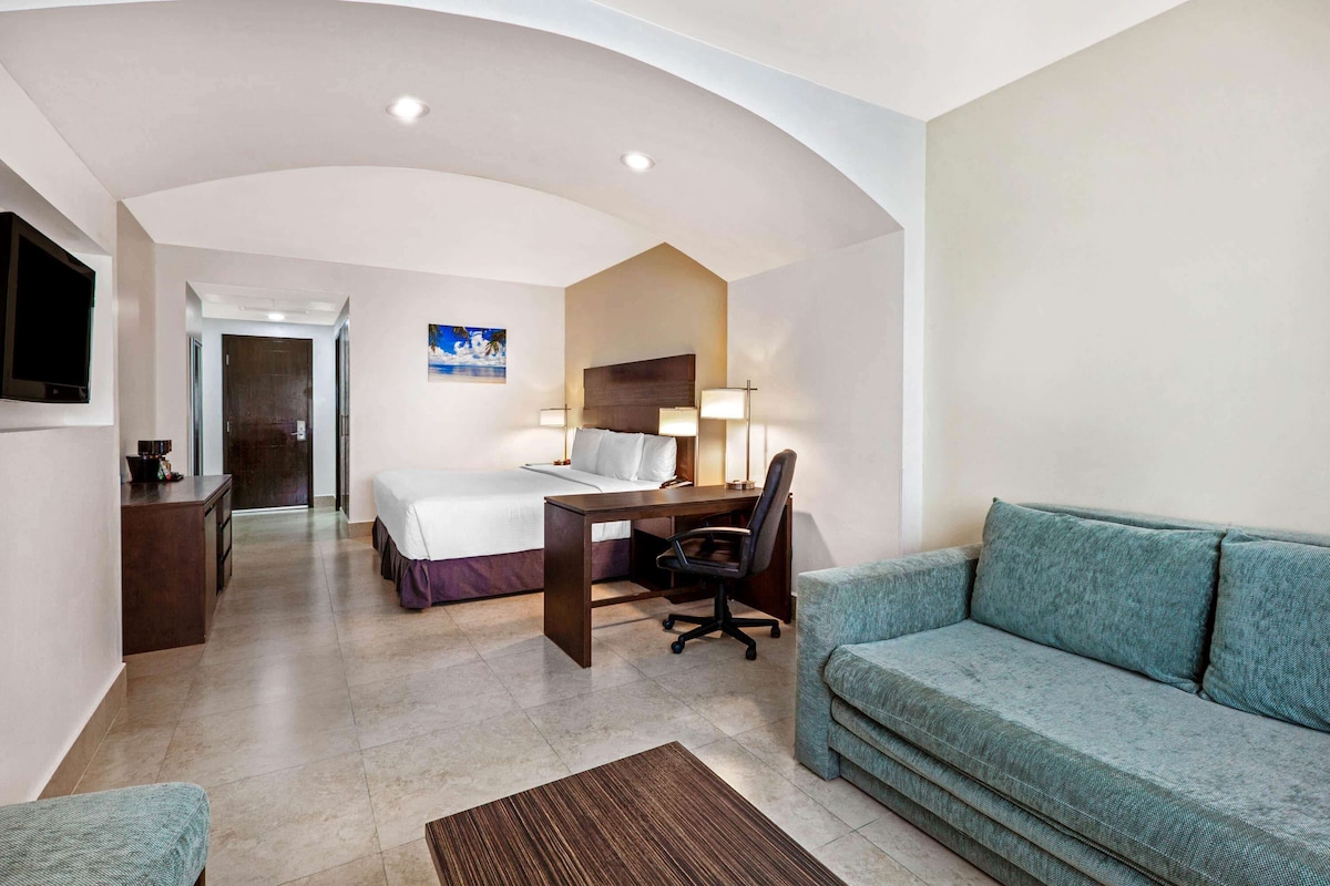 Suite con cama king y sala en Wyndham Garden Cancún Downtown (hasta 4 personas)