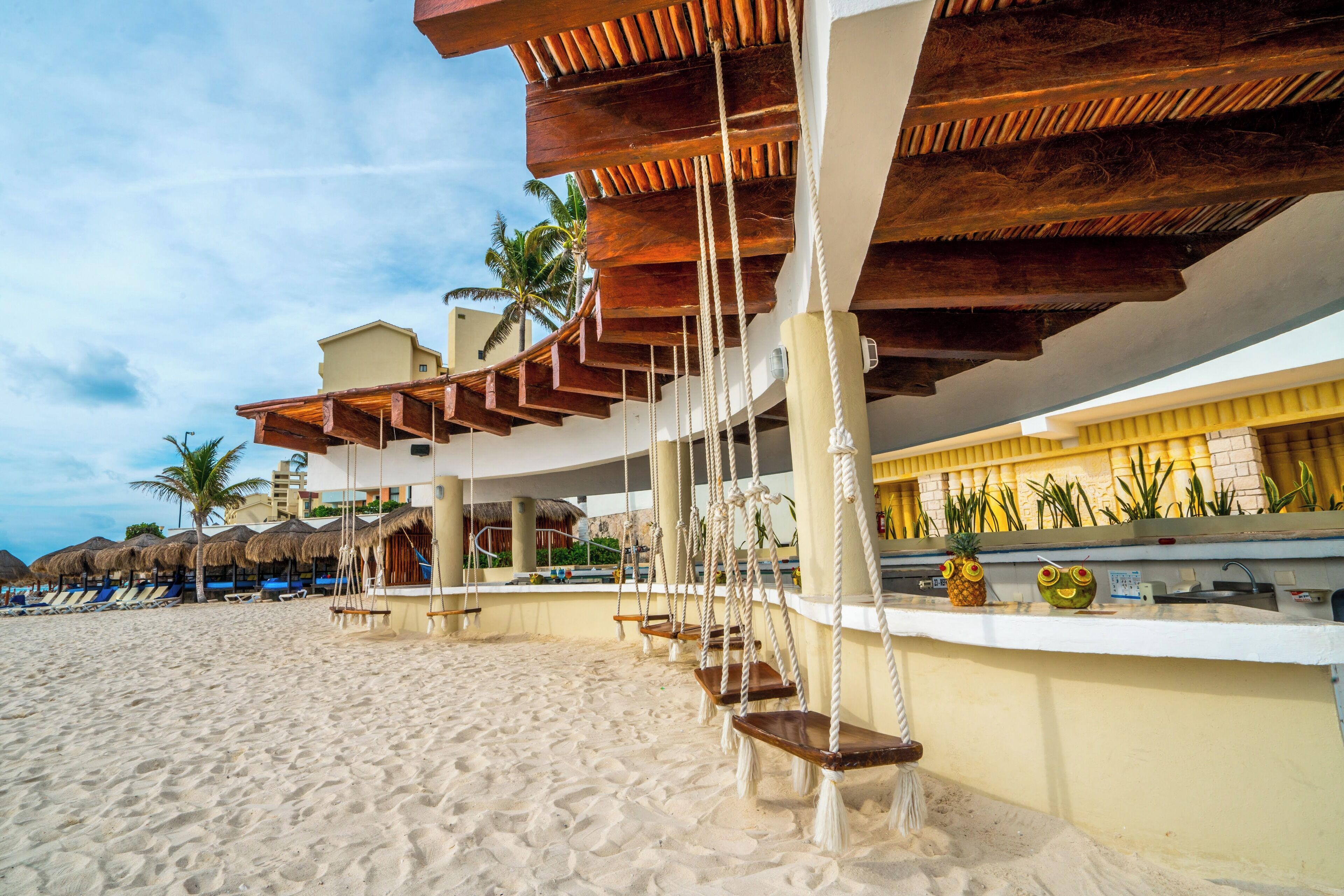 Beach Bar 667409a8 de Wyndham Grand Cancun All Inclusive Resort & Villas